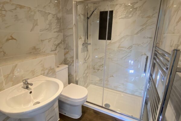 full tile bathroom with neich